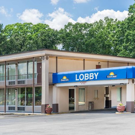 Days Inn By Wyndham Hurricane Mills Exterior photo