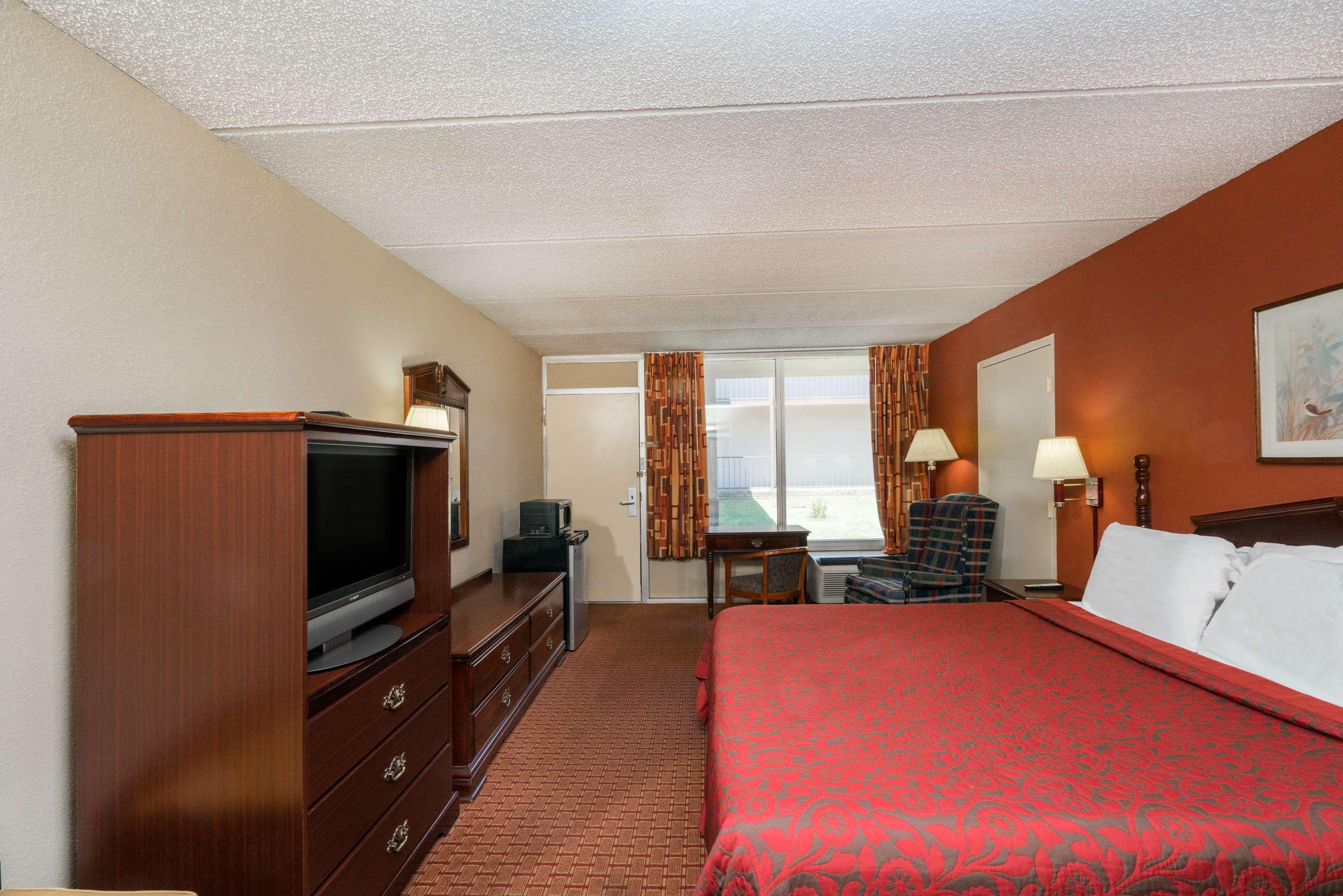 Days Inn By Wyndham Hurricane Mills Exterior photo