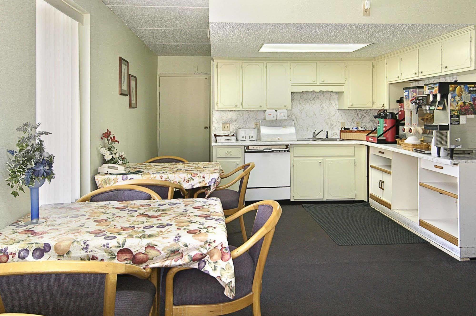 Days Inn By Wyndham Hurricane Mills Restaurant photo